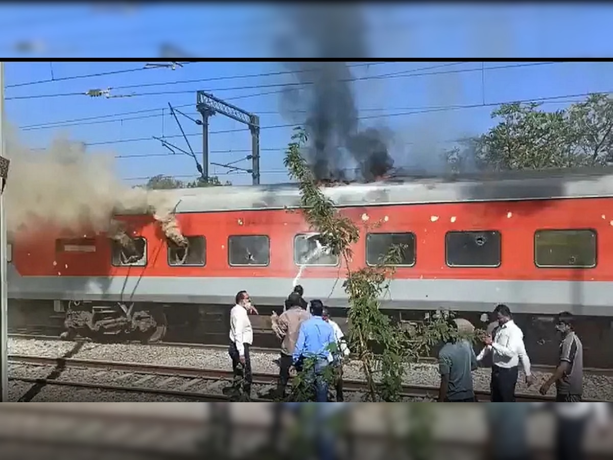 Gandhidham Express Fire | नंदुरबार रेल्वे स्थानकाजवळ गांधीधाम एक्स्प्रेसला मोठी आग title=