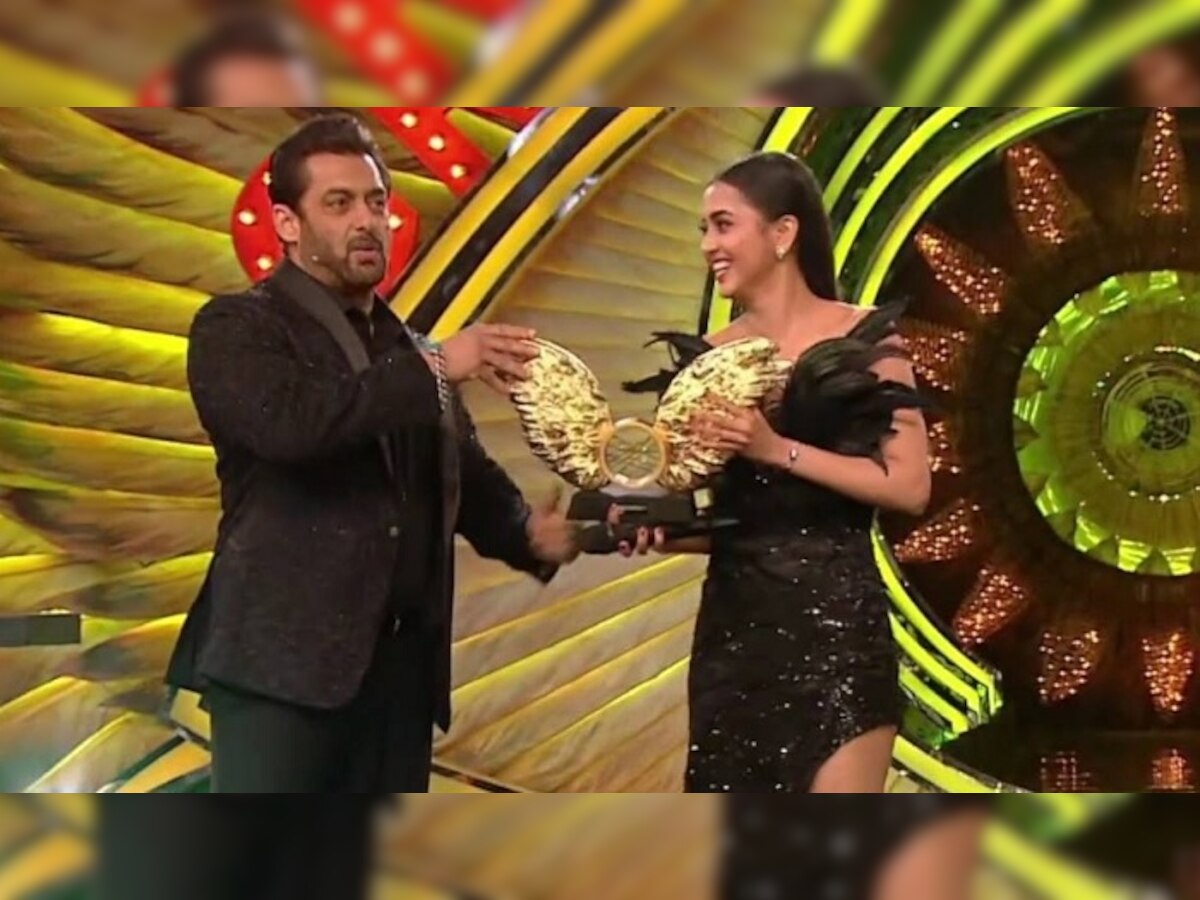 Bigg Boss 15 Finale : तेजस्वी प्रकाश विजेती, ट्रॉफीसोबत जिंकली एवढी रक्कम  title=