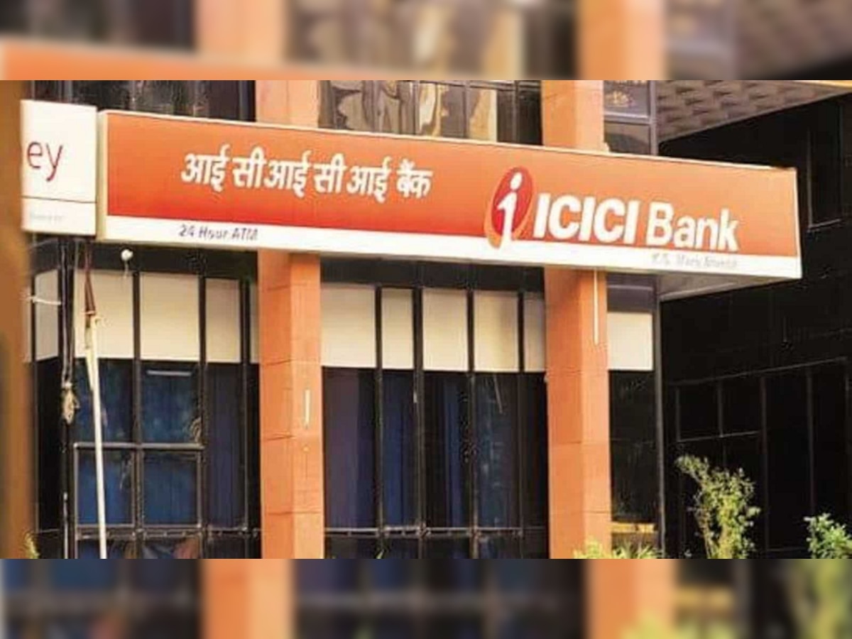 ICICI बँकेच्या ग्राहकांना तगडा झटका! 10 फेब्रुवारीपासून वाढणार 'या' सेवांचे शुल्क title=