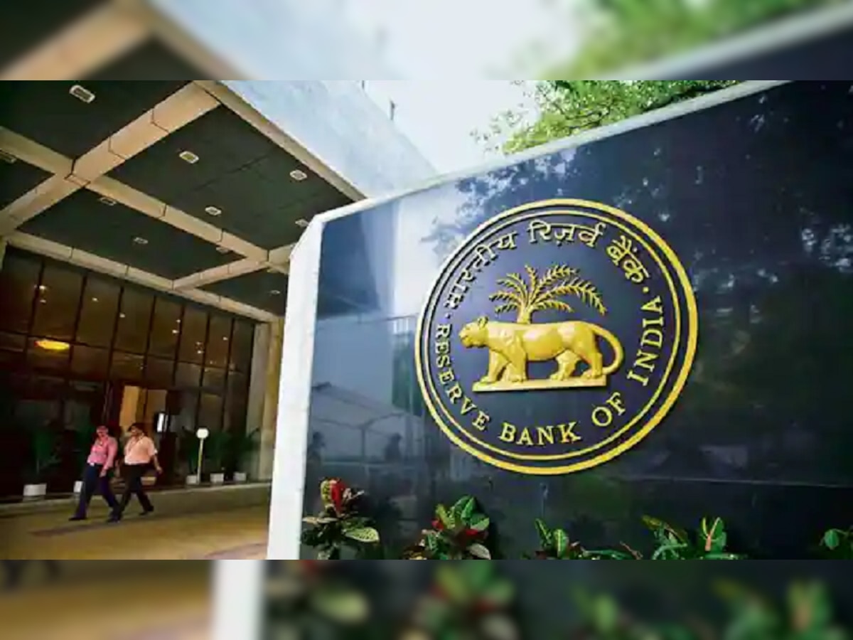 बँकेकडून लोन घेतलेल्या ग्राहकांसाठी चांगली बातमी, EMI संदर्भात RBI चा मोठा निर्णय title=