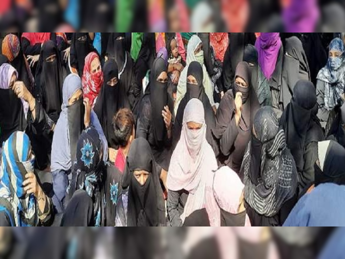 Hijab Controversy : 'हिजाब डे'ला पोलिसांनी परवानगी नाकारली, शक्तिप्रदर्शन करणाऱ्यांवर गुन्हा title=