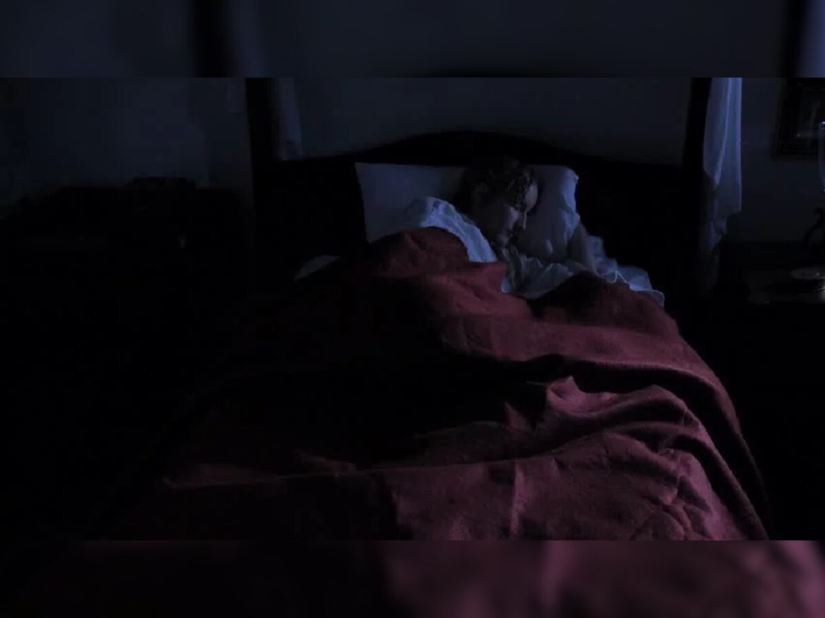 रात्रीच्या वेळी चादरीच्या आत असं काही करत होती मुलगी... आईनं पकडलं रंगेहाथ, पाहा व्हिडीओ title=