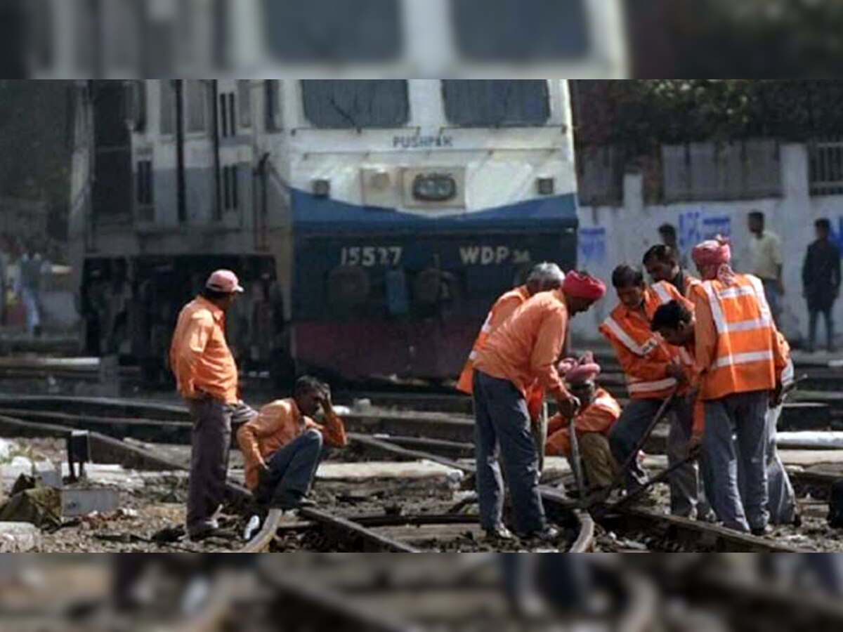  मध्य रेल्वेवर प्रवास करणाऱ्यांसाठी महत्त्वाची बातमी, पुन्हा मेगाब्लॉक title=