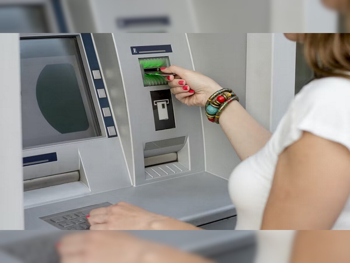 ATM मधून चोरी करण्याचा चोरट्यांचा हा मार्ग तुम्हाला ही थक्क करेल, नक्की काय केलं? जाणून घ्या title=