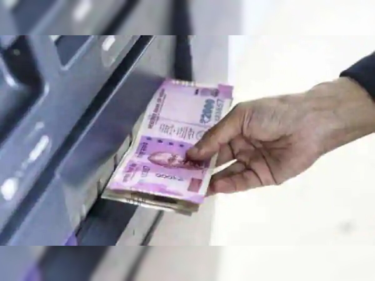 ATM मधून काढलेल्या नोटा देखील असू शकतात बनावट, पैसे काढायला गेल्या तरुणासोबत घडला विचित्र प्रकार title=