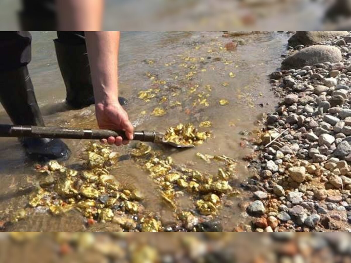 देशातील एक अशी नदी, जेथे पाण्यासोबत सोनंही वाहतं... अनेक वर्ष लोकांच्या कमाईचं साधन ठरतेय 'ही' नदी title=