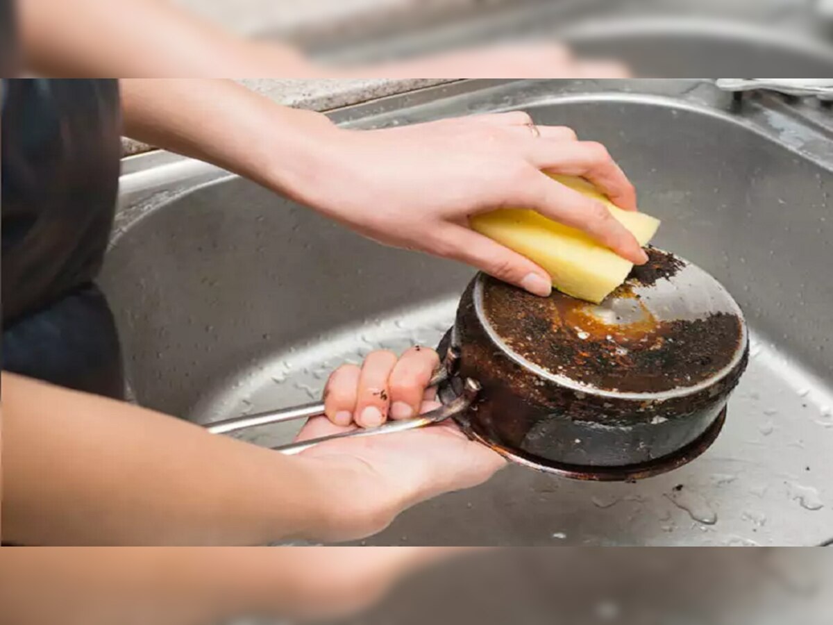 kitchen hack : 'या' ट्रीक वापरा आणि करपलेल्या भांड्यांना साफ करण्यात अजिबात वेळ घालवू नका title=