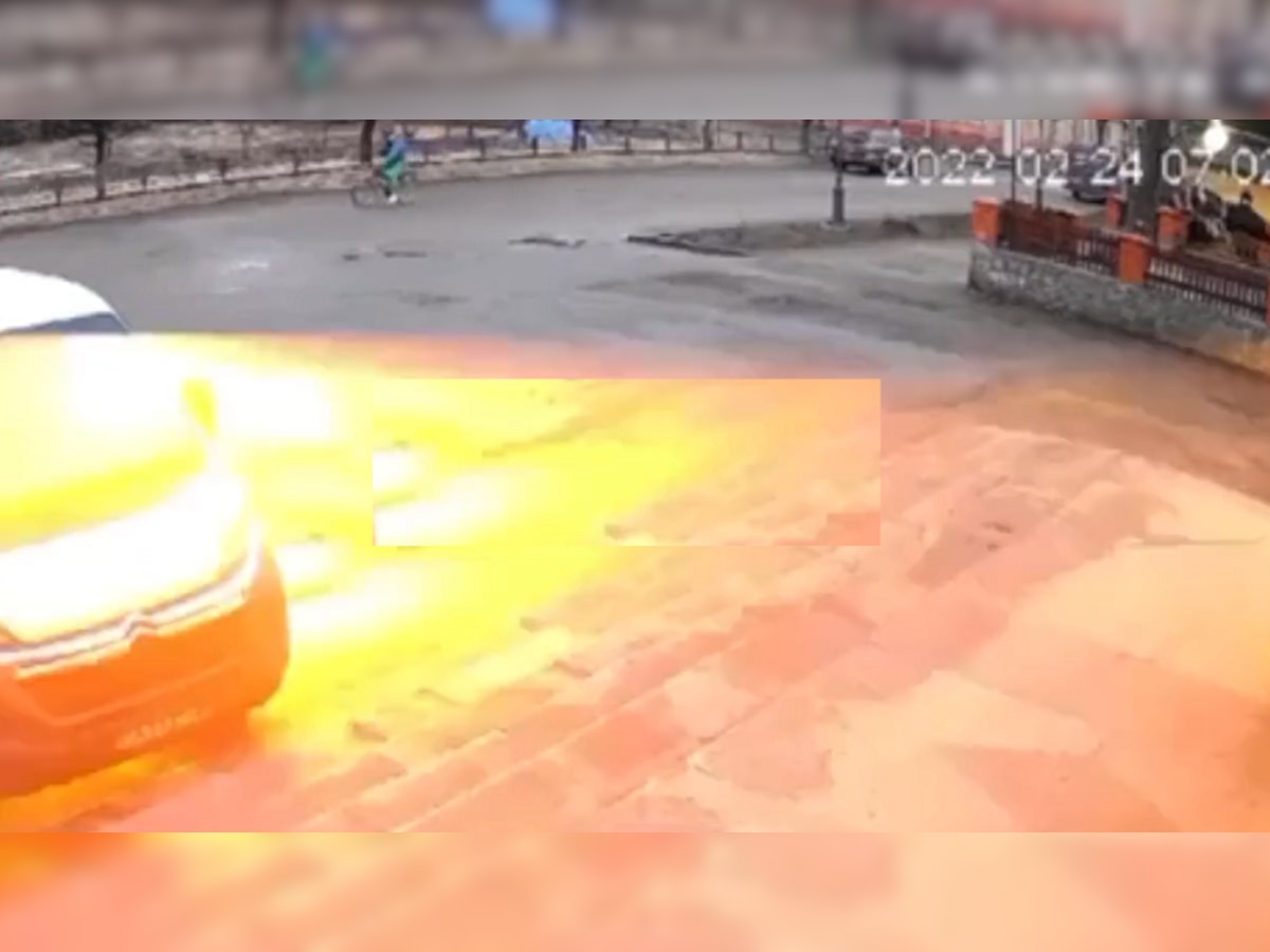 Russia Ukraine War: सायकलस्वारावर पडला तोफेचा गोळा, 40 सेकंदाचा थरारक व्हिडिओ title=
