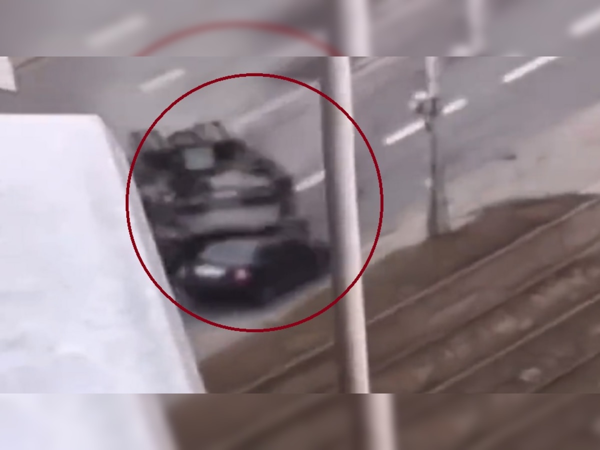रशियाची क्रूरता दाखवणारा थरारक व्हिडीओ, भरधाव रणगाड्यानं चिरडली कार title=