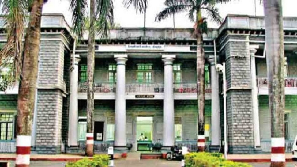 एकच खळबळ! शेतकऱ्यांनी खरंच जिल्हाधिकाऱ्यांच्या कार्यालयात सोडला घातक