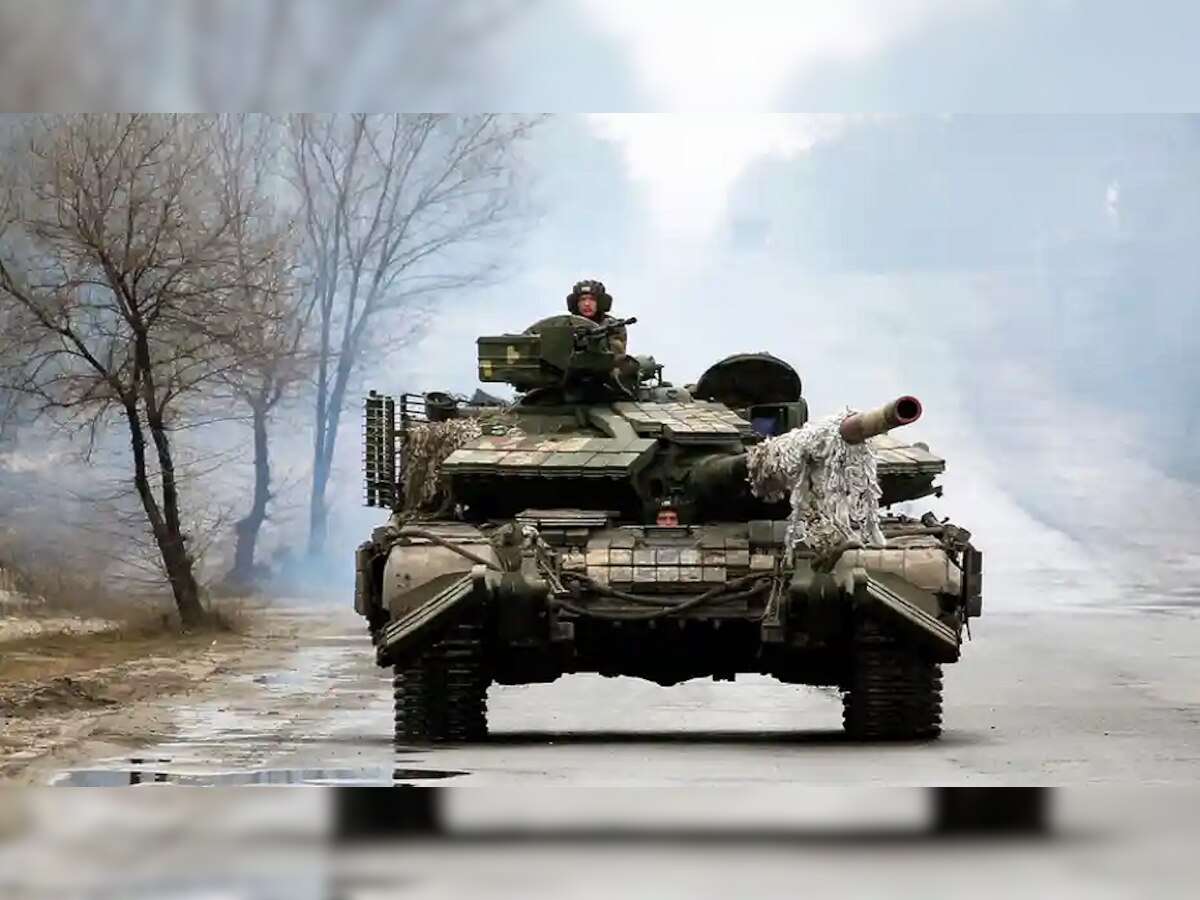 रशियन सैनिकाला युक्रेनियन नागरिकाची कोपरखळी; बस की आता, परत रशियाला नेऊ का?  title=