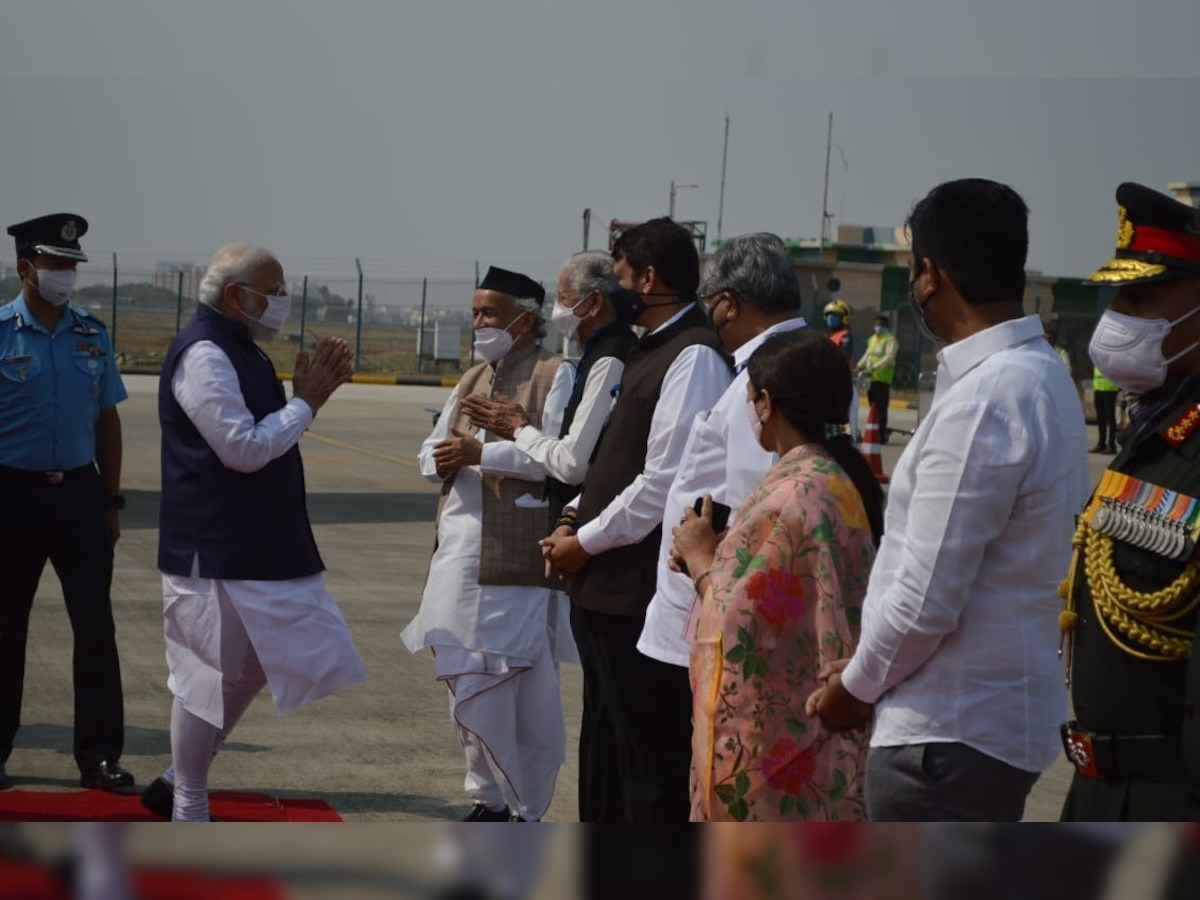 पंतप्रधान मोदी यांचे पुण्यात स्वागत, छत्रपती शिवाजी महाराज यांच्या पुतळ्याचे उद्घाटन title=