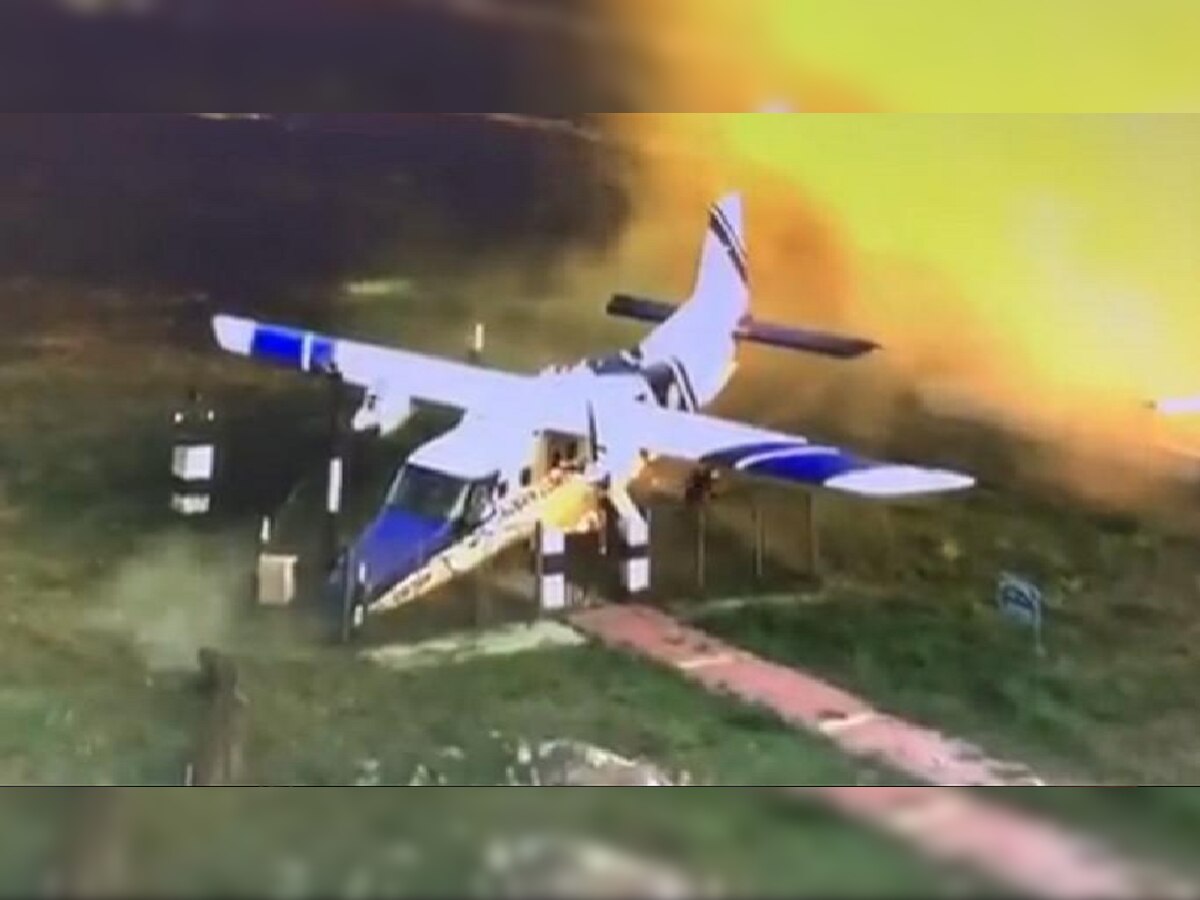 थरारक VIDEO! इंजिन फेल झाल्याने धावपट्टीवरुन घसरलं विमान, जवानांनी धावत्या विमानातून मारल्या उड्या title=