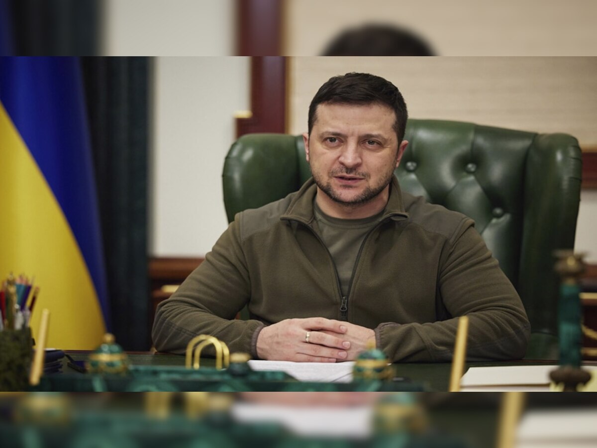 Russia Ukraine संघर्ष वाढणार, Video जारी करत यूक्रेनच्या राष्ट्राध्यक्षांचं रशियाच्या सैन्याला खुलं चॅलेंज title=