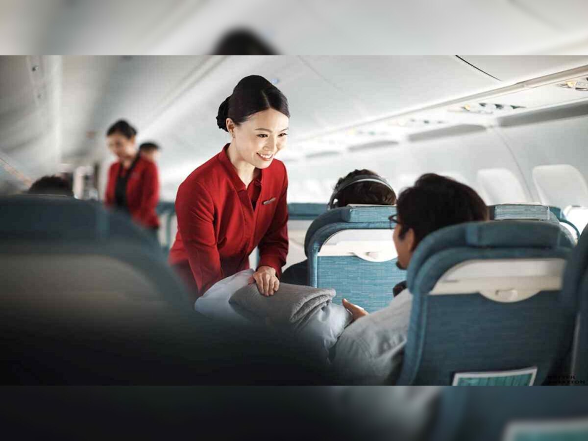Fact about Flight : विमानात अटेंडेंट म्हणून महिलाच का काम करतात? सौंदर्याशिवाय ही आहेत यामागील कारणं title=
