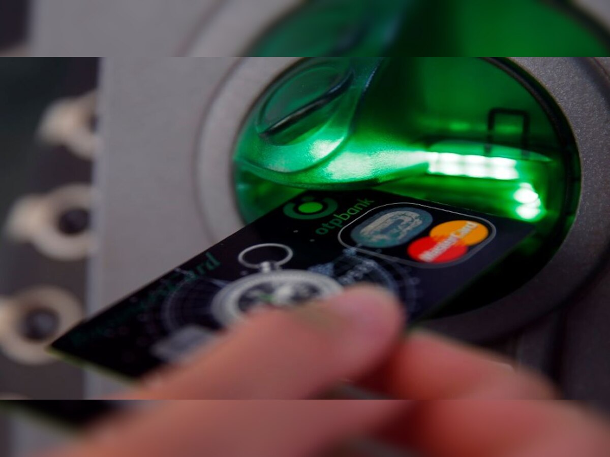 ATM मधून पैसे काढताना Green लाईटवर लक्ष द्या, नाहीतर रिकामं होऊ शकतं तुमचं अकाउंट title=