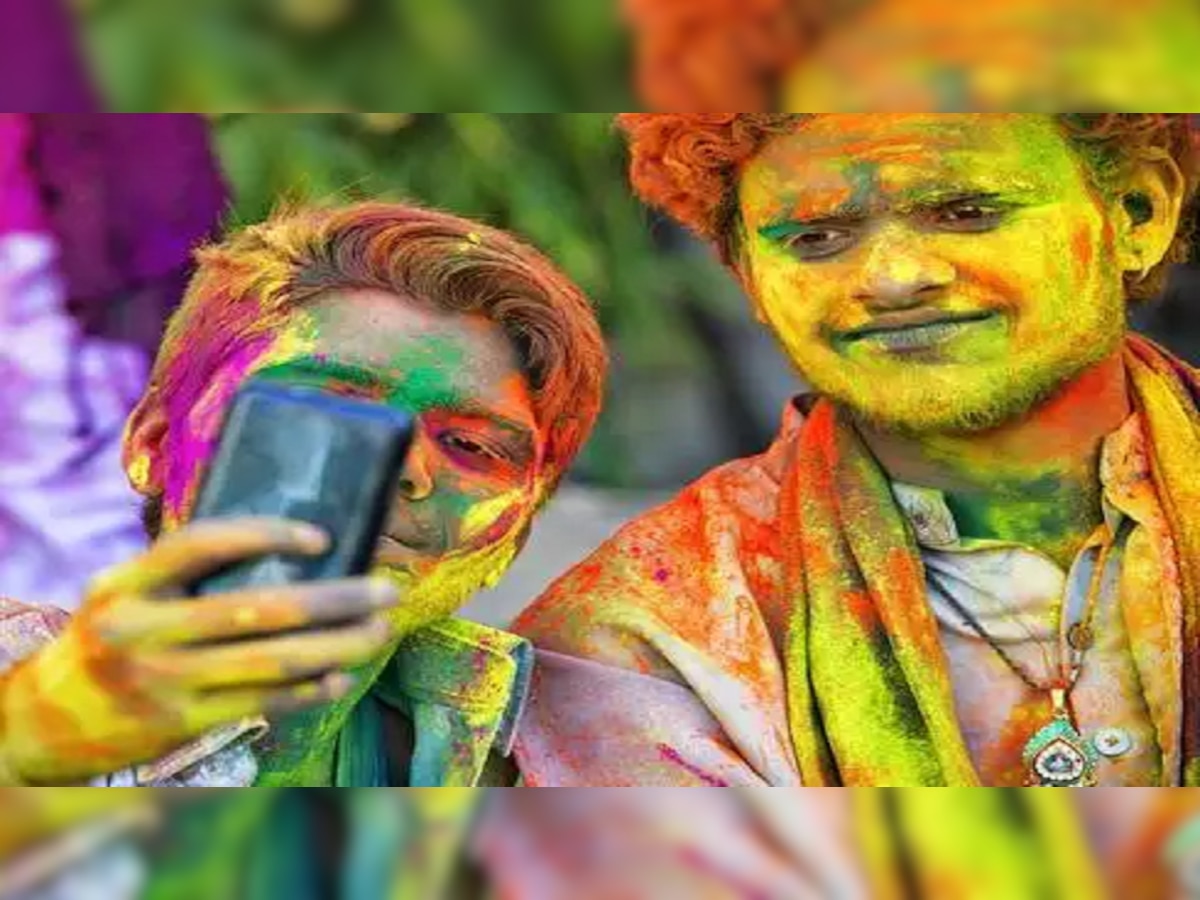 Happy Holi 2022: कोणताही रंग तुमच्या स्मार्टफोनला खराब करु शकणार नाही, फक्त या Tricks फॉलो करा title=