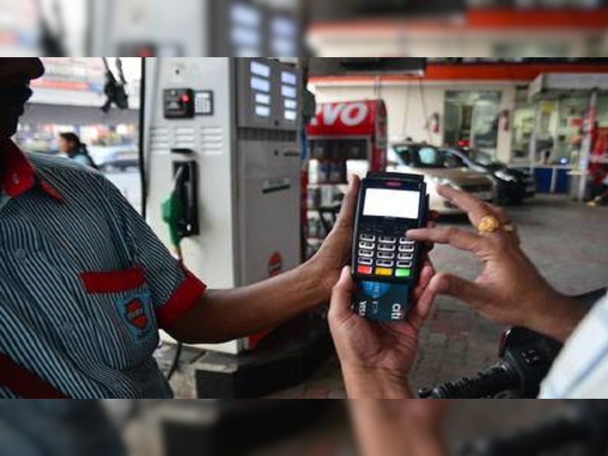 पेट्रोल पंपवर पैसे देण्यासाठी ATM कार्ड वापरताय? मग तुम्हाला ही गोष्ट माहित असणं गरजेचं title=