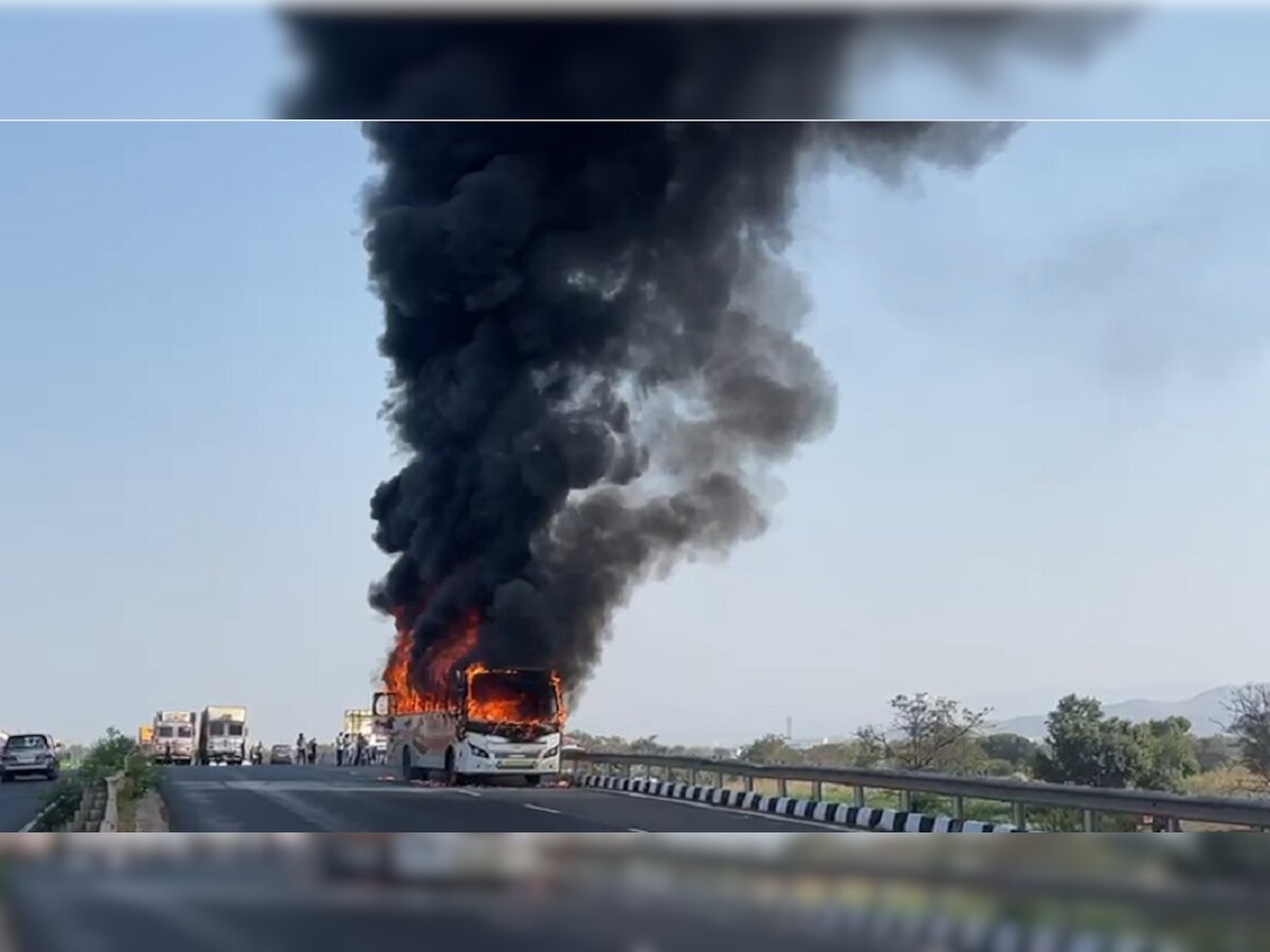 Bus Fire : पुणे - सातारा महामार्गावर बर्निंग बसचा थरार title=