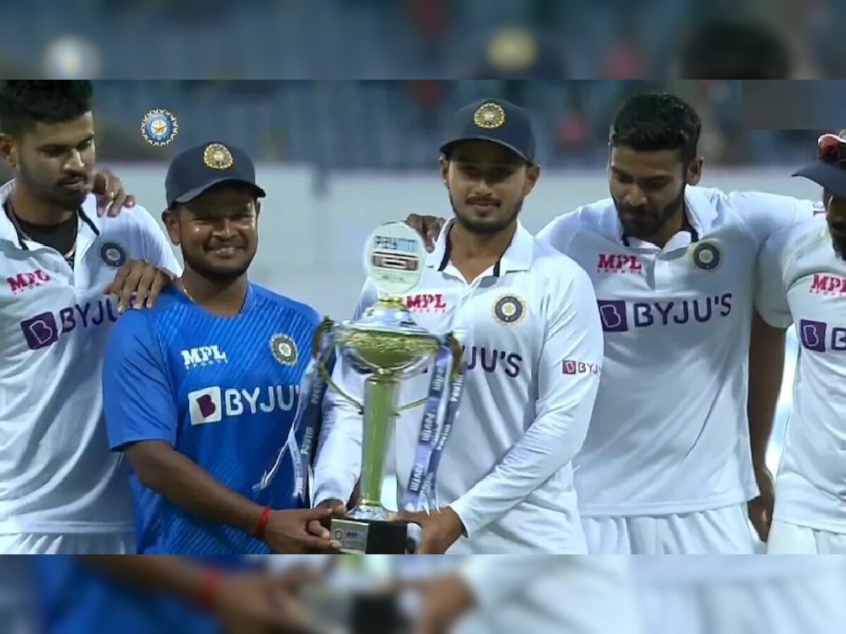 टेस्ट सीरिज जिंकल्यानंतर रोहित शर्माने कोणाच्या हाती सोपवली ट्रॉफी? title=