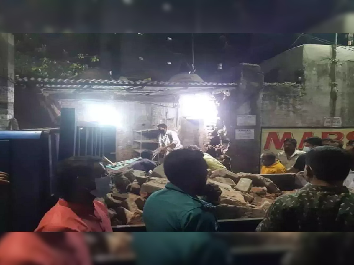 बांग्लादेशमध्ये इस्कॉन मंदिरावर जमावाचा हल्ला, मंदिरात घुसून लूटमार, 3 कर्मचारी जखमी title=
