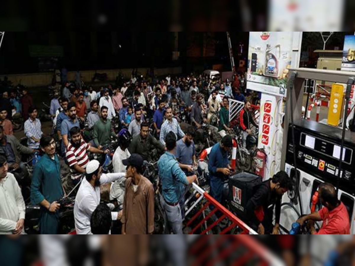 Sri Lankan economic crisis : पेट्रोल पंपावर लोकांच्या लांबच लांब रांगा, जवानांना केले तैनात title=