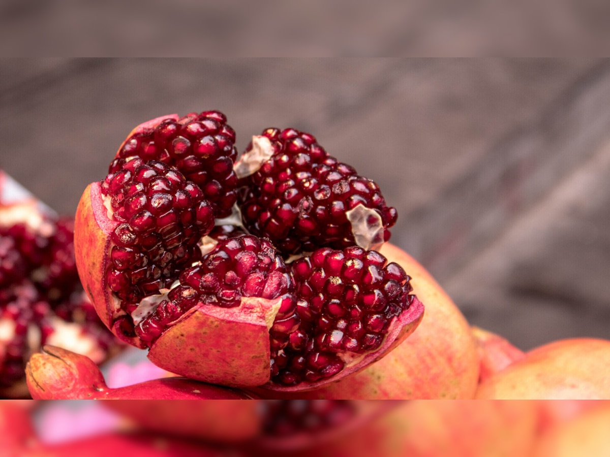 Pomegranate Benefits : डाळिंब खाण्याचे हे फायदे तुम्हाला माहितीय? महिलांसाठी वरदानापेक्षा कमी नाही हे फळ title=