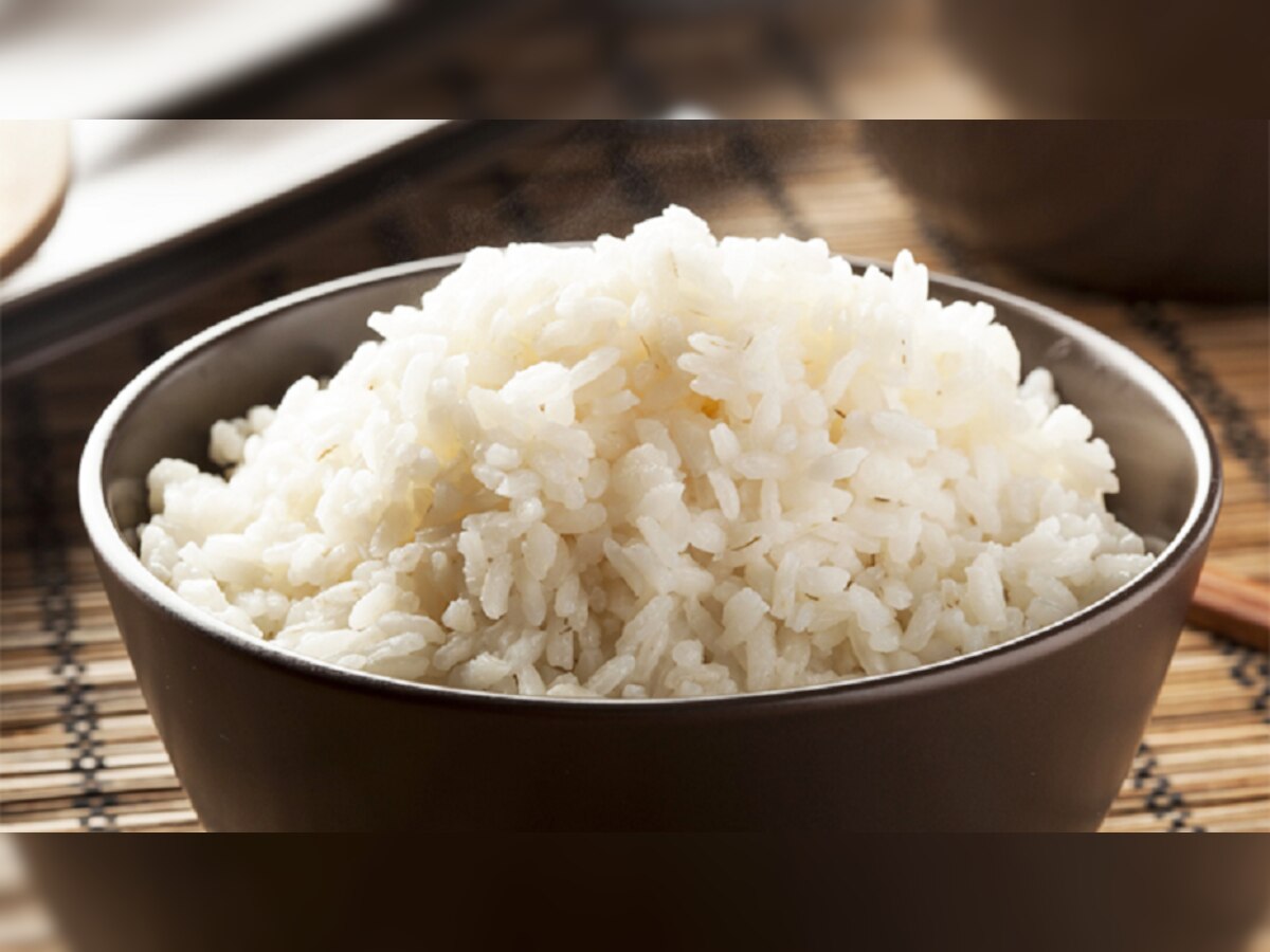 दुपारच्या जेवणात भात खाल्ल्यावर झोप येतेय? आताच 'हे' वाचा title=