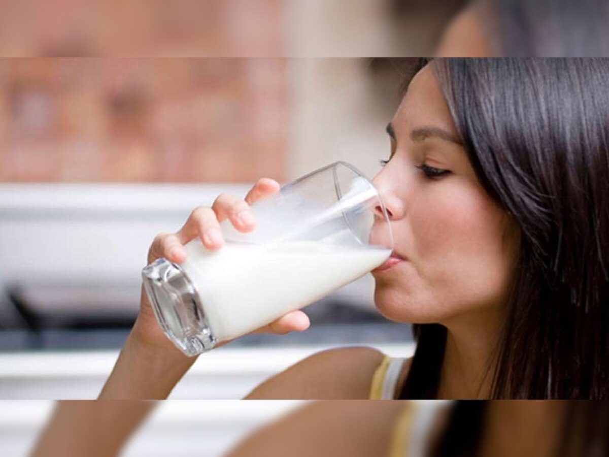 'या' 5 समस्यांनी ग्रस्त असलेल्यांनी दूध प्यावं की नाही? अपुरं ज्ञान ठरू शकतं घातक! title=