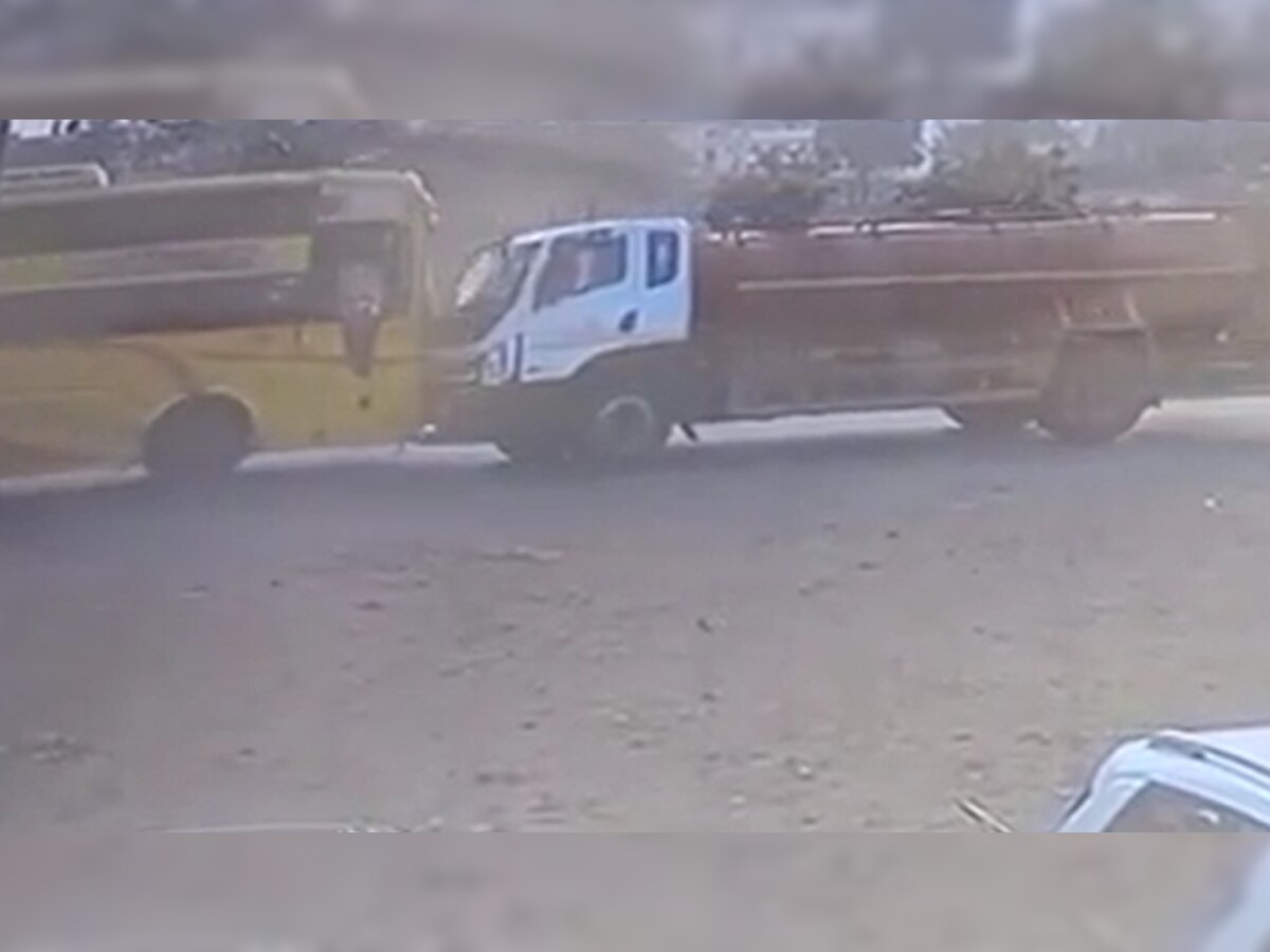 थरारक अपघाताचा LIVE VIDEO! वेगाने येणारा टँकर थेट बसमध्ये घुसला आणि...  title=