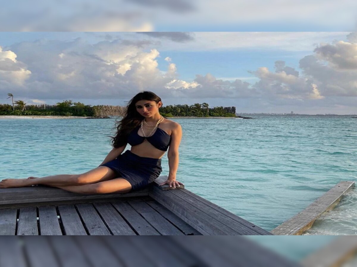 लग्नानंतर Mouni Roy च्या मादक अदा, चाहते घायाळ  title=