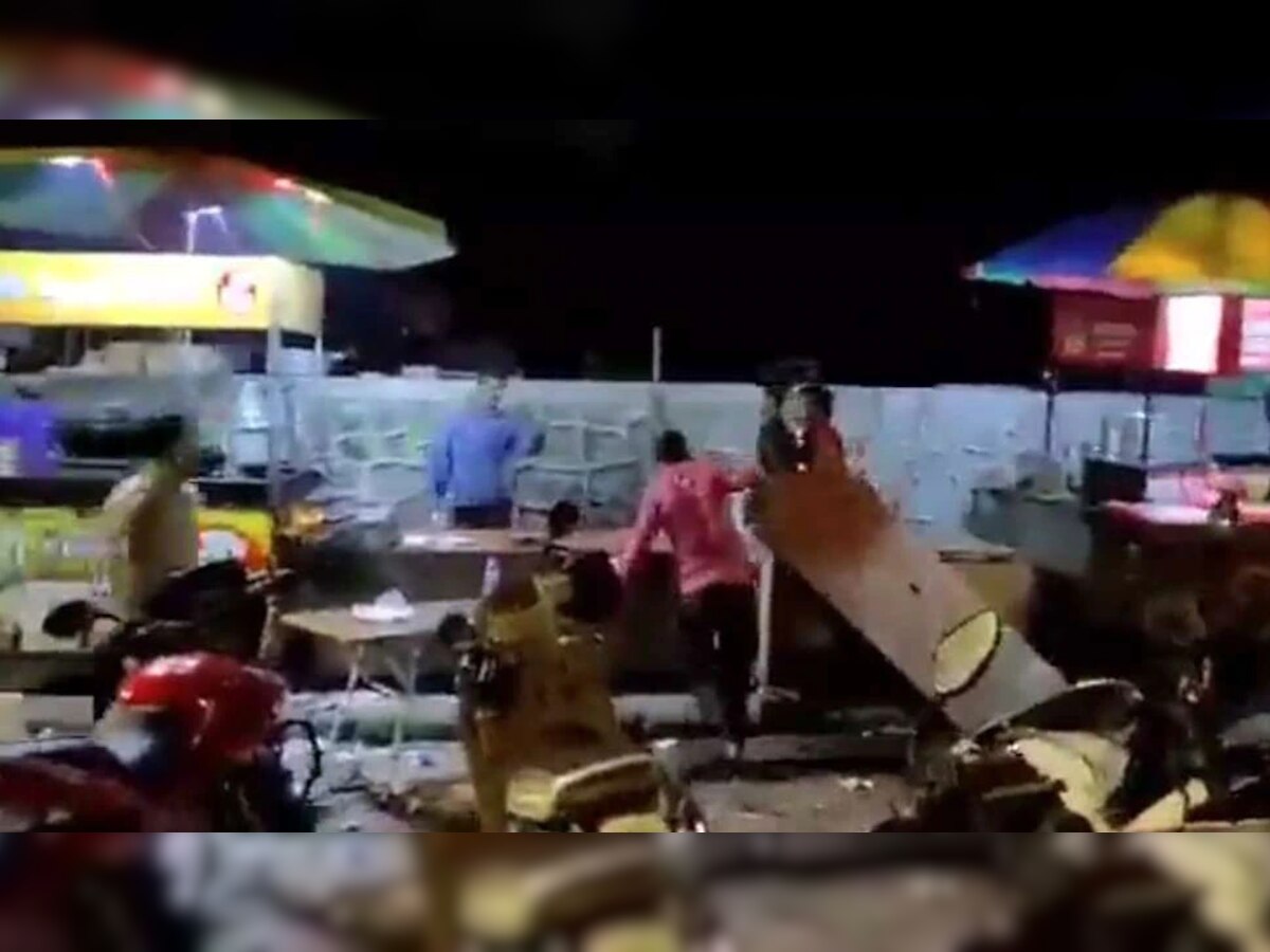 Mumbai: मोमोज विकणाऱ्या दोन गटात जोरदार हाणामारी, पवईचा VIDEO व्हायरल title=