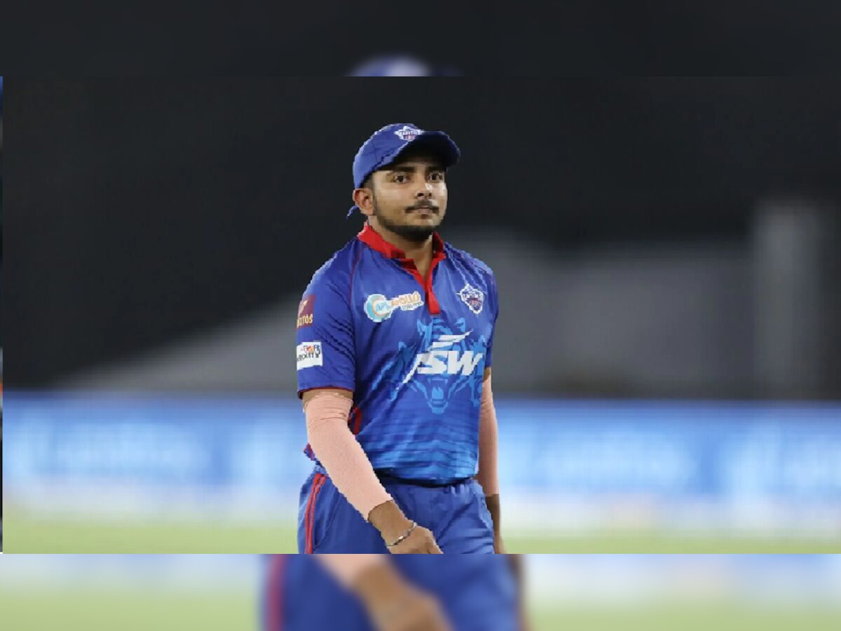 IPL 2022: दिल्लीच्या पृथ्वी शॉवर चोरीचा आरोप? चोरी करताना कॅमरात कैद title=