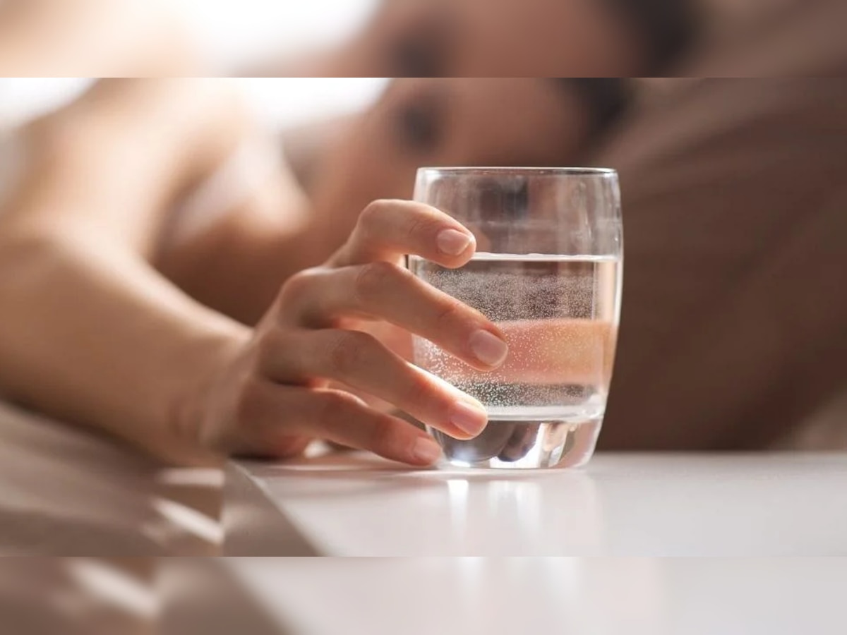 रात्रीचं ग्लासातील पाणी सकाळी पिणं आरोग्यासाठी घातक? जाणून घ्या काय आहे सत्य! title=