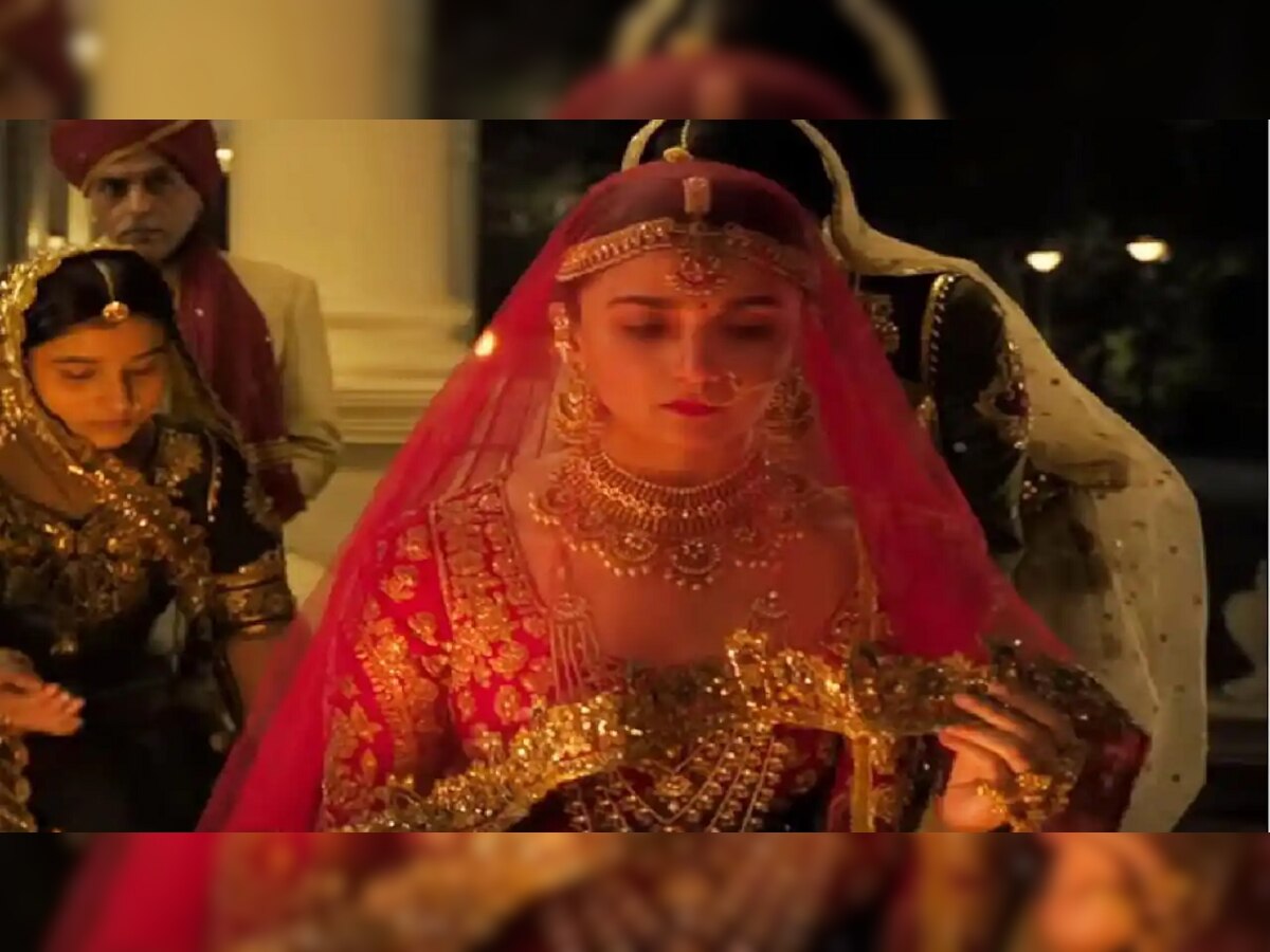 Ranbir- Alia Wedding :  लग्नासाठी आलियाचे दुसरे वडिलही उपस्थित; वधुरुपात पाहून भावनांचा बांध फुटला  title=