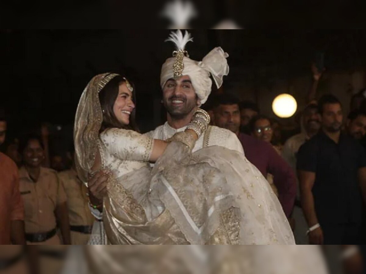 Ranbir Alia Wedding : रणबीरनं जेव्हा आलियाला थेट जेजुरी स्टाईल उचलून घेतलं title=