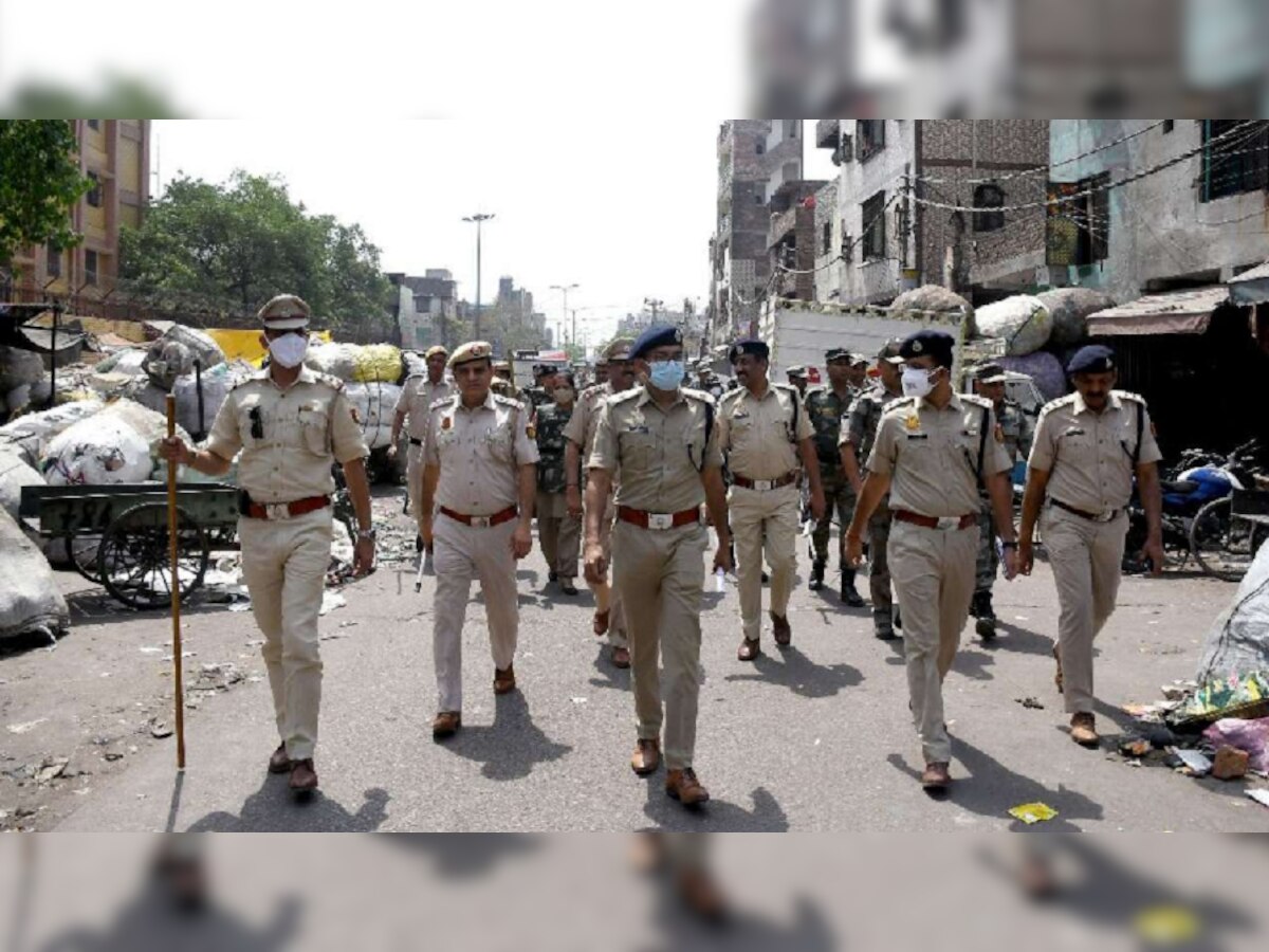 Jahangirpuri Violence: जहांगीरपुरीत पुन्हा तणाव, तपास करण्यासाठी गेलेल्या पोलिसांवर दगडफेक title=