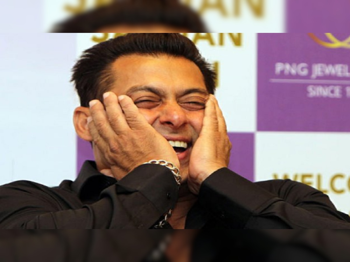 Salman Khan ला इफ्तार पार्टीमध्ये 'ही' व्यक्ती सतत करतेय kiss, व्हायरल व्हिडीओमुळे चर्चा title=