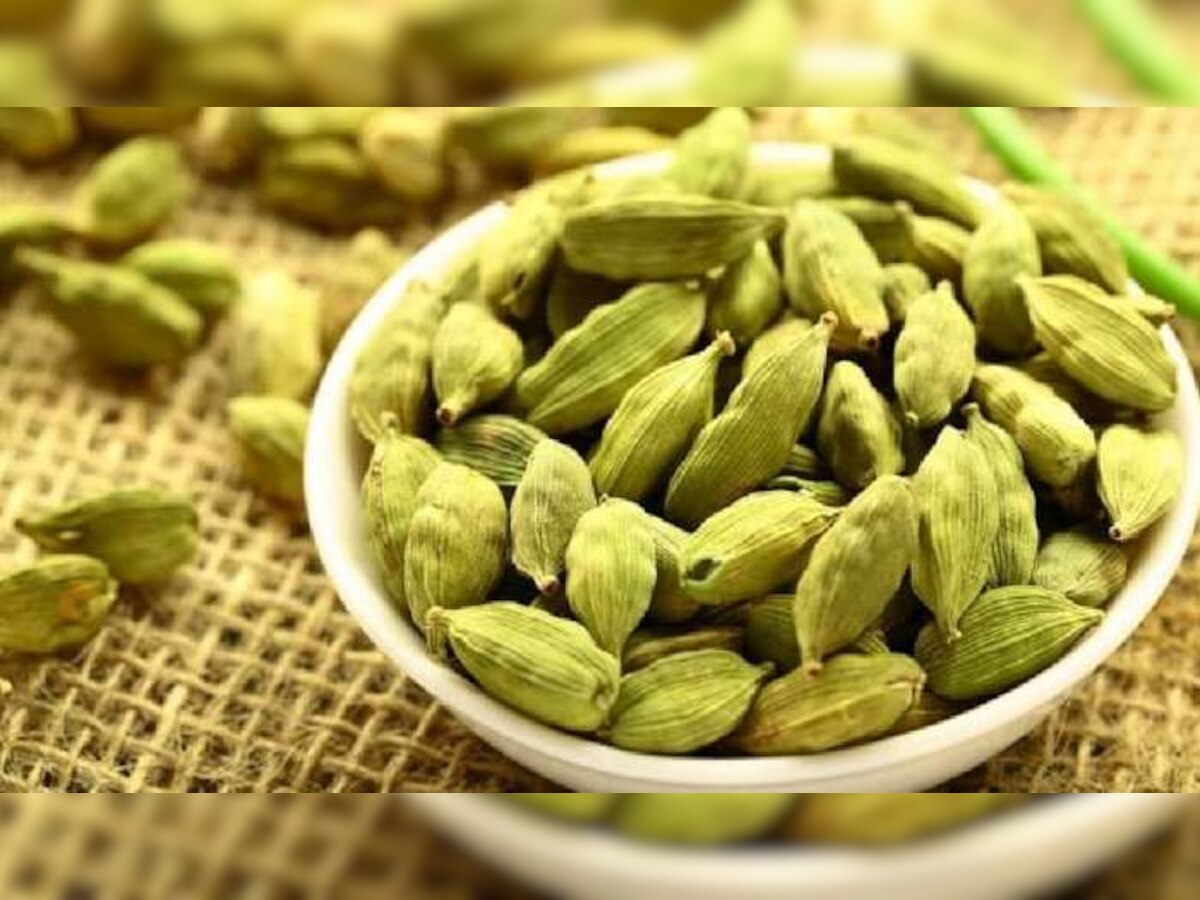 Cardamom Benefits : ब्लड प्रेशर कंट्रोल करते वेलची, अनेक आजारांपासून ठेवते दूर title=