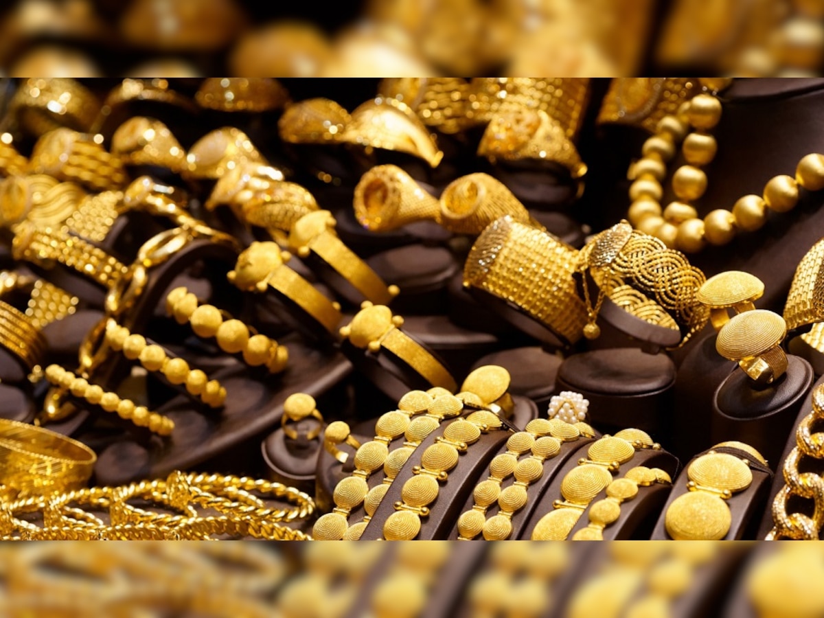 Gold Rate | सोन्याच्या किंमतीमध्ये घसरण सुरूच; जाणून घ्या आजचे दर title=