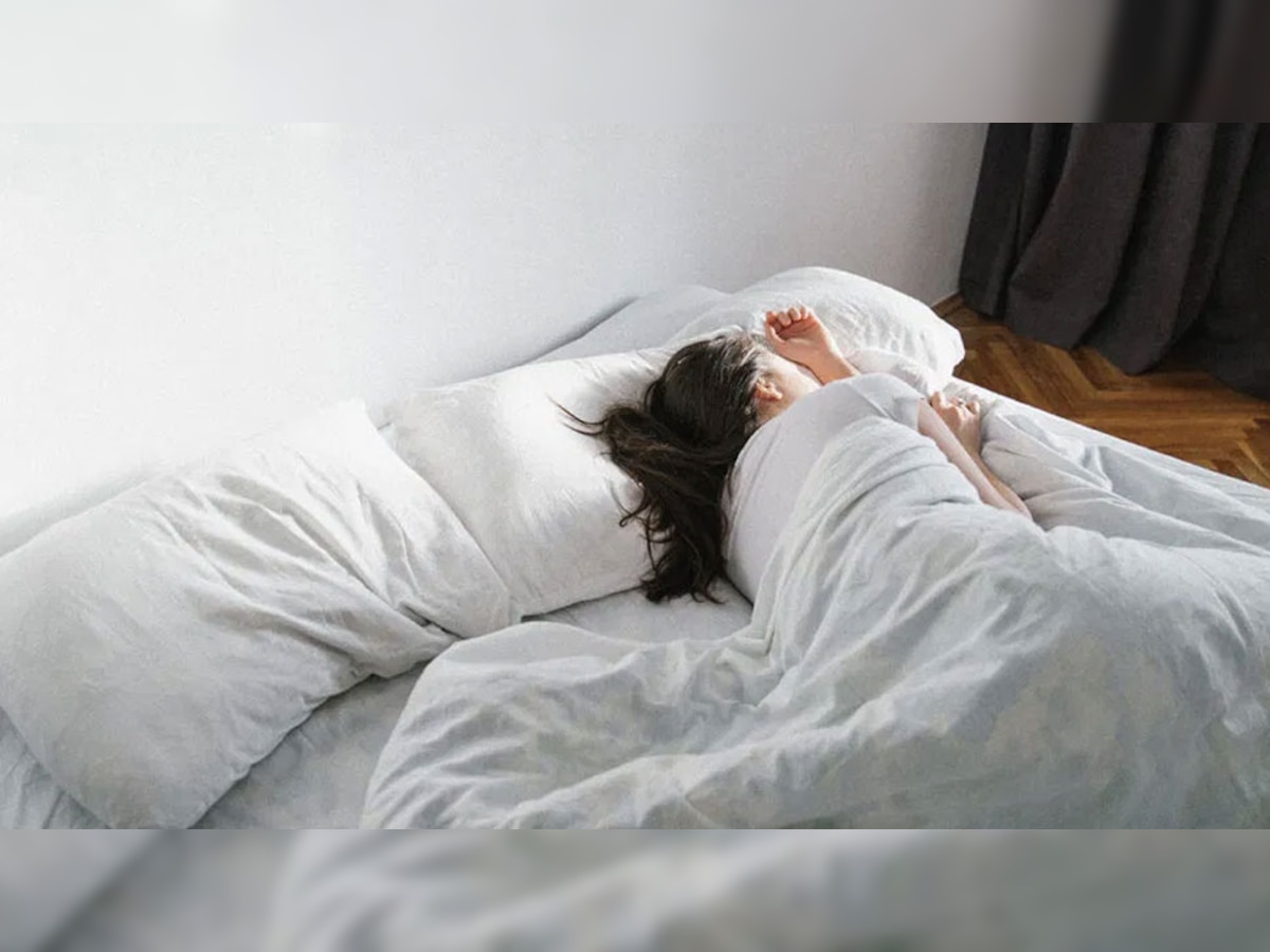 Oversleeping Side Effects : तुम्हीही वेळेपेक्षा अधिक झोपत असाल तर सावधान... या आजारांना बळी पडाल title=