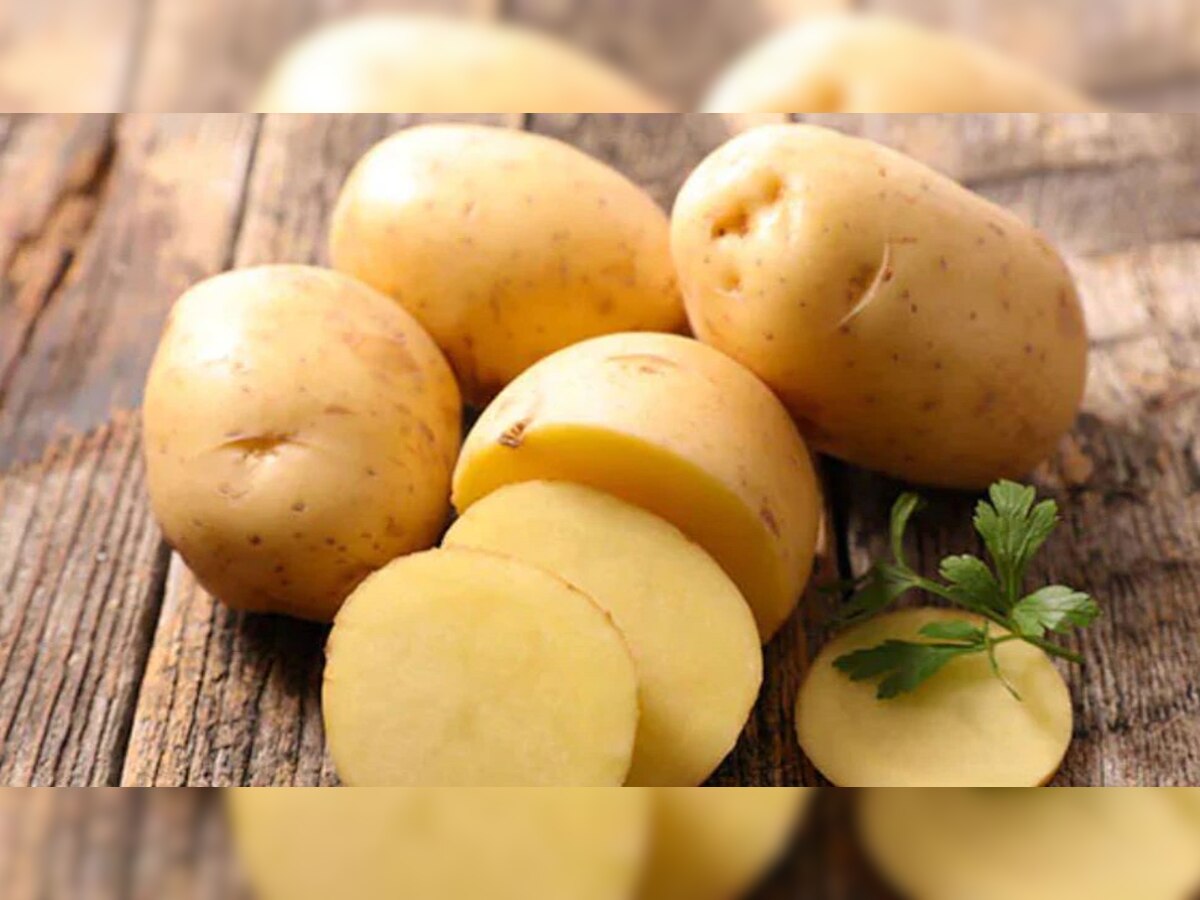 Potato Side Effects :  तुम्हाला बटाटा खायला आवडतो का? मग यापासून होणारे 5 तोटे तुम्हाला माहित असायलाच हवे title=