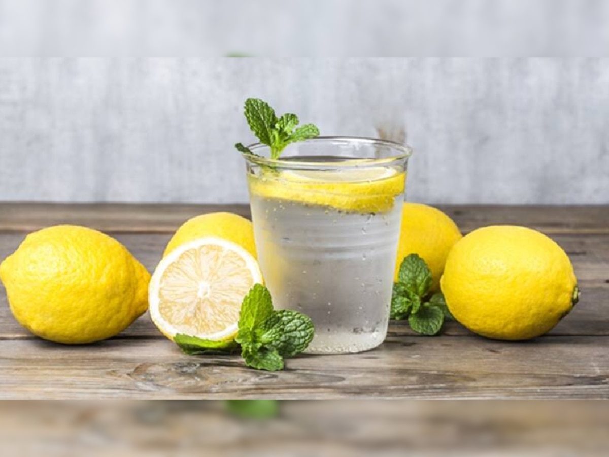 Lemon Water: डिटॉक्स करण्यासाठी लिंबू पाणी ठरतं का फायदेशीर? title=