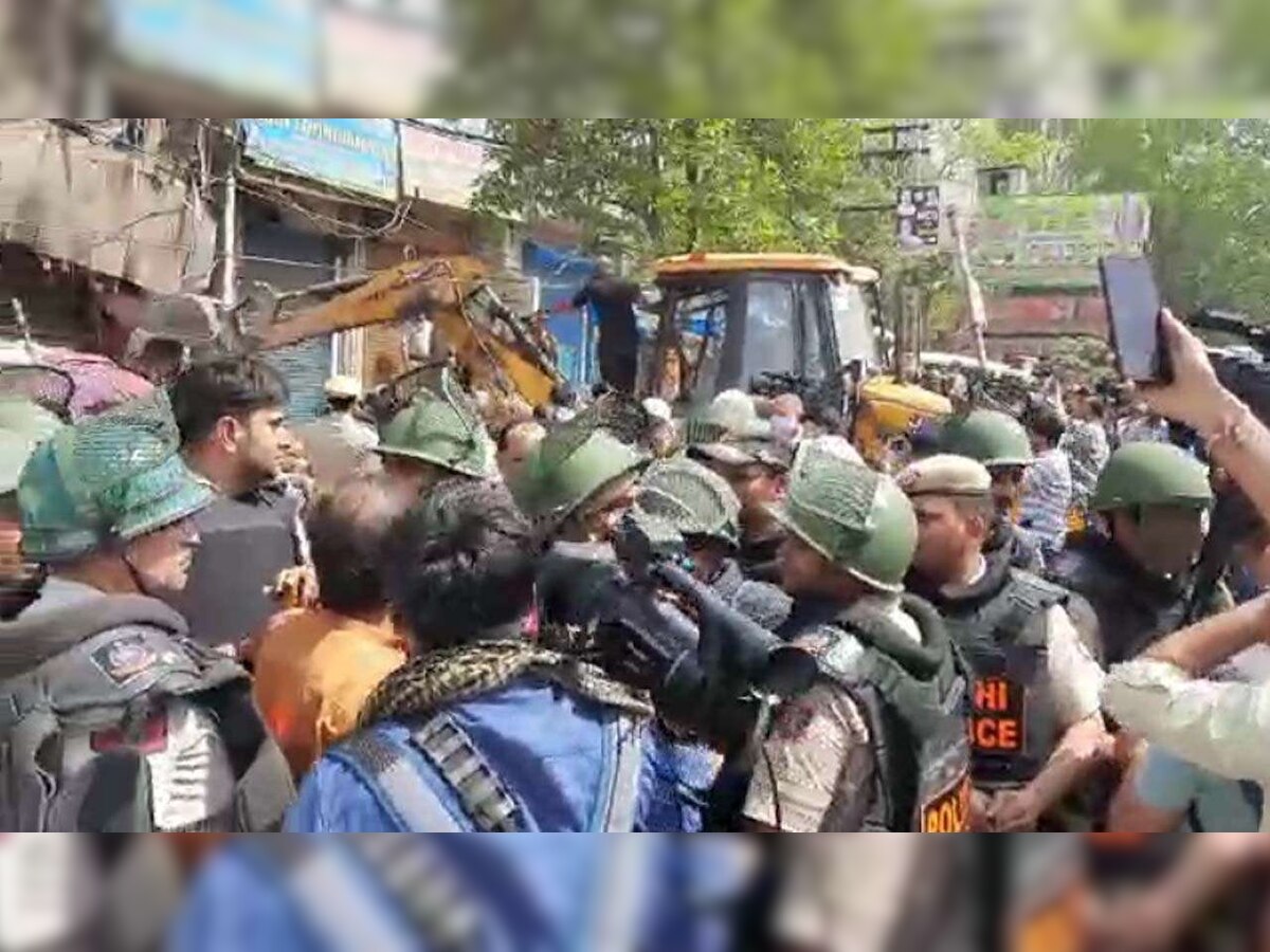 Shaheen Bagh : शाहीनबागमध्ये पुन्हा राडा, अतिक्रमणावर कारवाई दरम्यान लोकं उतरले रस्त्यावर title=