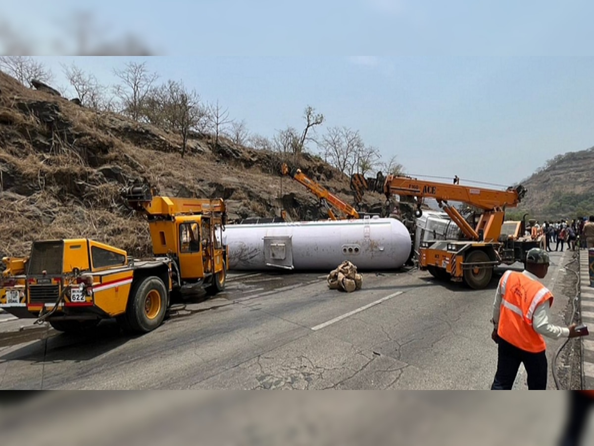 Accident : कारला धडकून गॅस टँकर पलटी, भीषण अपघातात तिघांचा मृत्यू title=