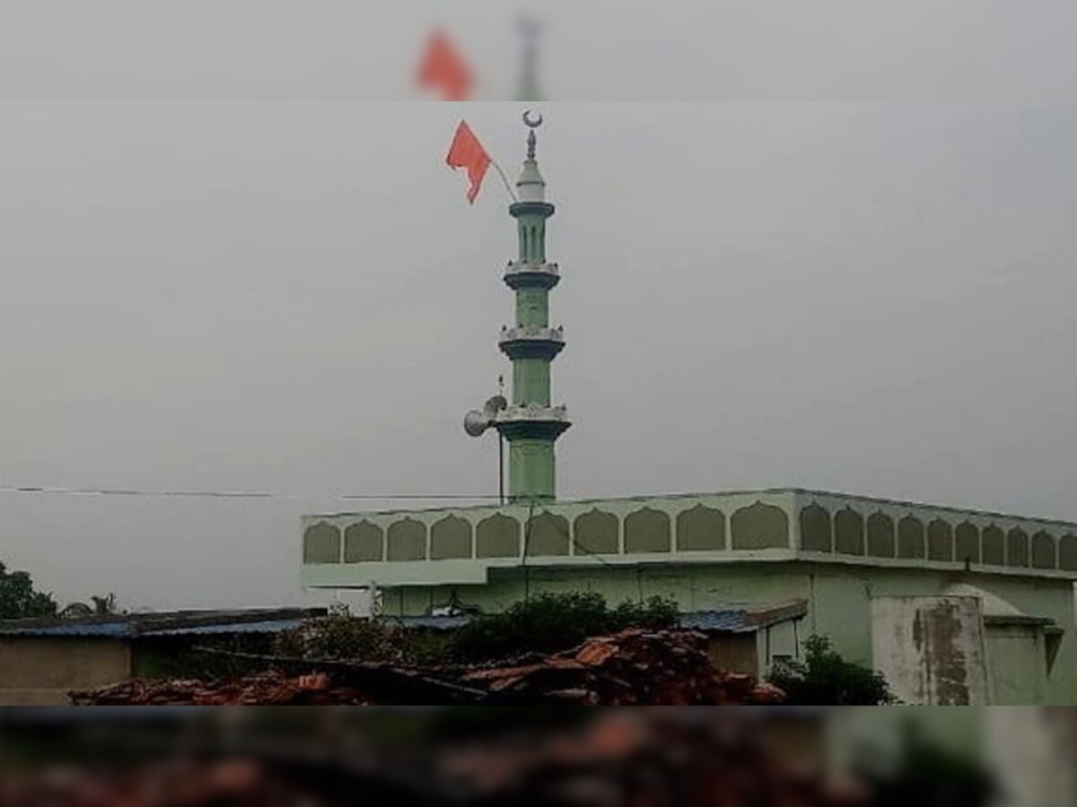 Saffron Flag on Mosque: लाऊडस्पीकर वादात मशीदीवर लावला झेंडा, पोलीस आरोपींच्या मागावर title=