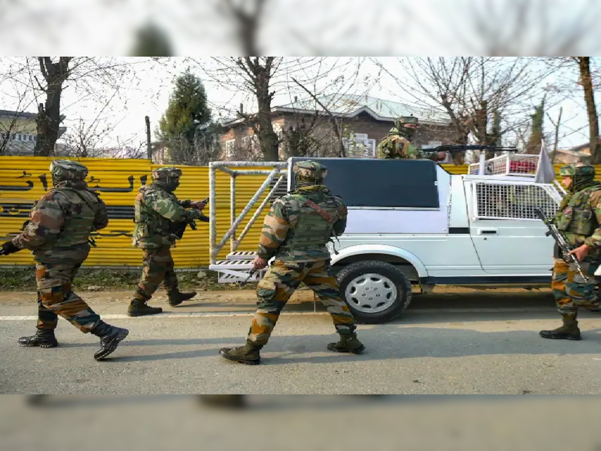 Jammu Kashmir: कार्यालयात घुसून दहशतवाद्यांनी काश्मिरी पंडितावर गोळ्या झाडल्या, उपचारादरम्यान मृत्यू  title=