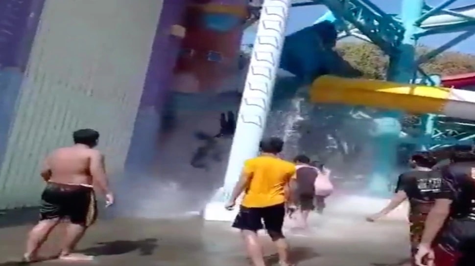 dangerous incident happened in water park 16 people fall down form water slide