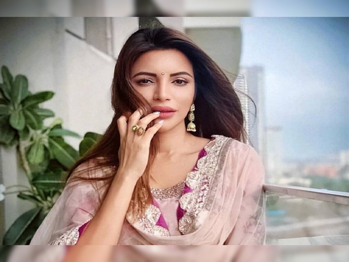 Shama Sikander : शमा सिकंदरचा बोल्ड बिकिनी लूक पाहून चाहते हैराण title=