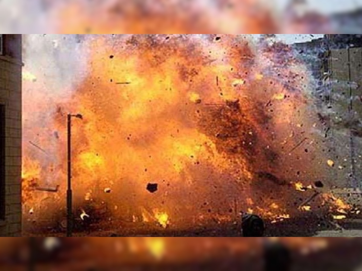 Bomb Blast : पाकिस्तान बॉम्बस्फोटाने हादरले, महिला ठार तर 10 जण जखमी title=